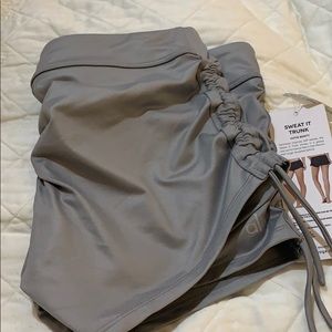Alo yoga ”sweat it trunk” cutie booty yoga shorts